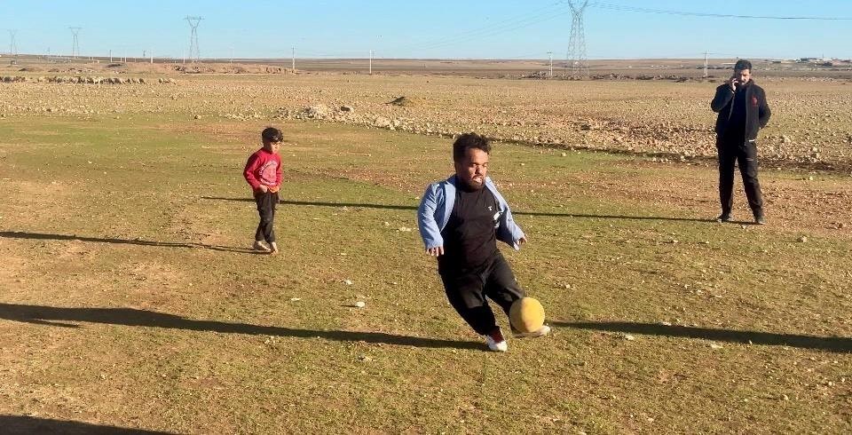 Boyu kısa ama yeteneği büyük: Mesafe tanımadan futbol topuyla her hedefi tutturuyor
Boyu kısa ama yeteneği büyük: Mesafe tanımadan futbol topuyla her hedefi tutturuyor