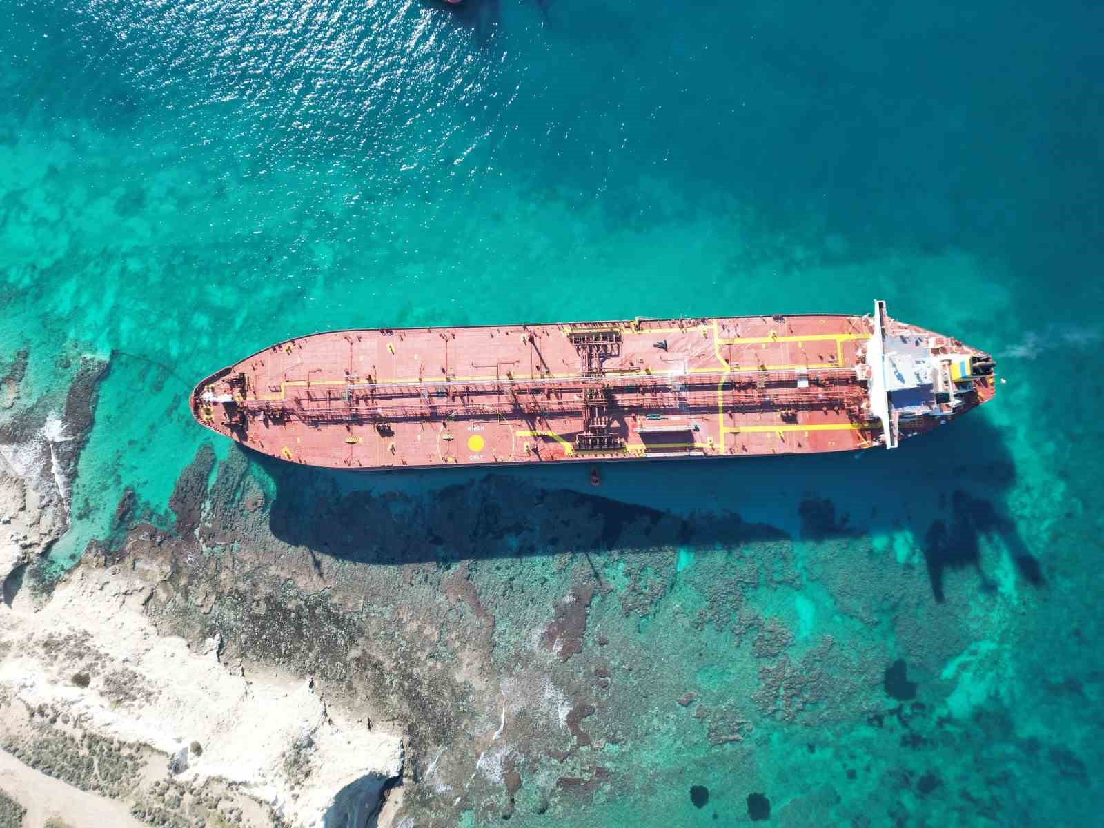 Bozcaada’da karaya oturan tankerin kurtarma çalışmaları dron ile görüntülendi
