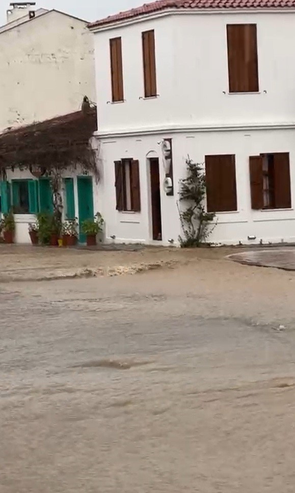 Bozcaada’da sokaklar göle döndü
