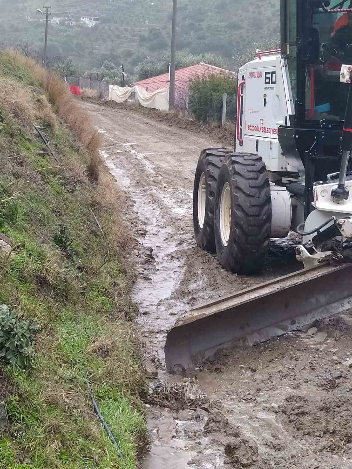 Bozdoğan Belediyesi ekipleri sağanak yağış sonrası çalışmalarını sürdürüyor
