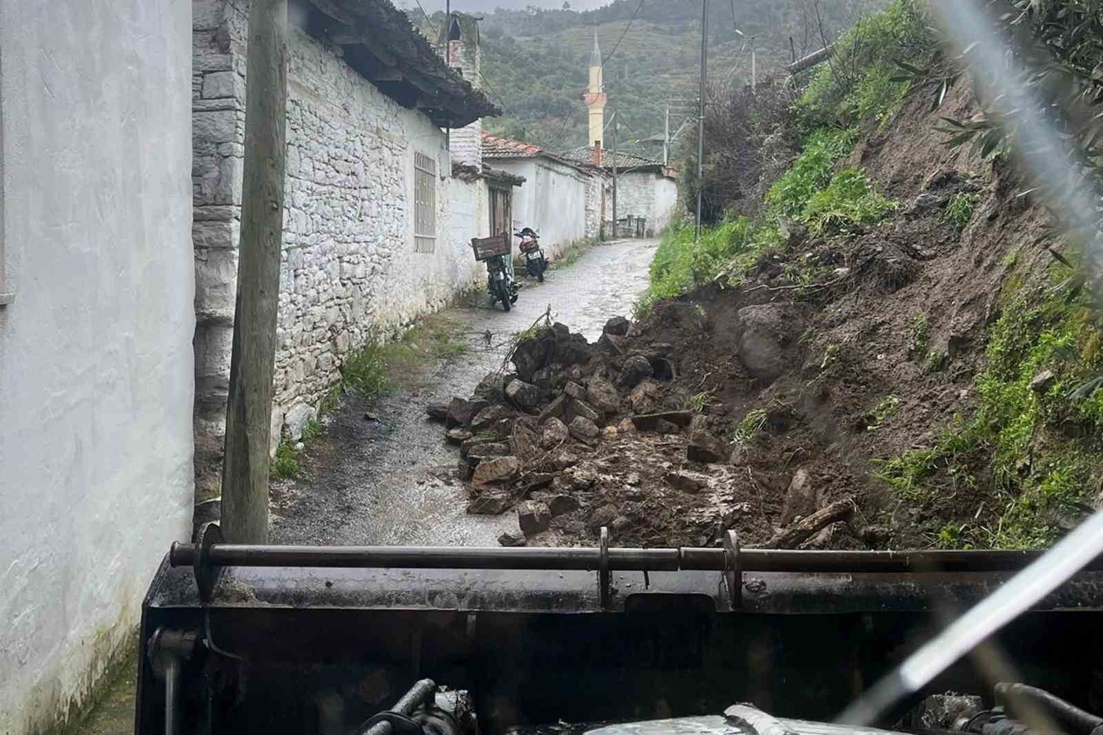 Bozdoğan Belediyesi, yağış sonrasında sahada
