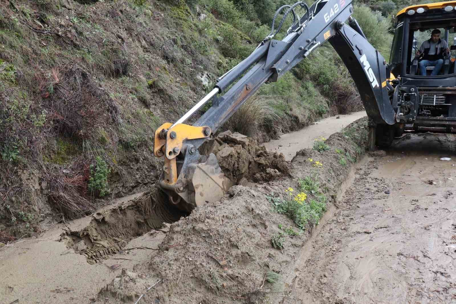 Bozdoğan Belediyesi, yağış sonrasında sahada
