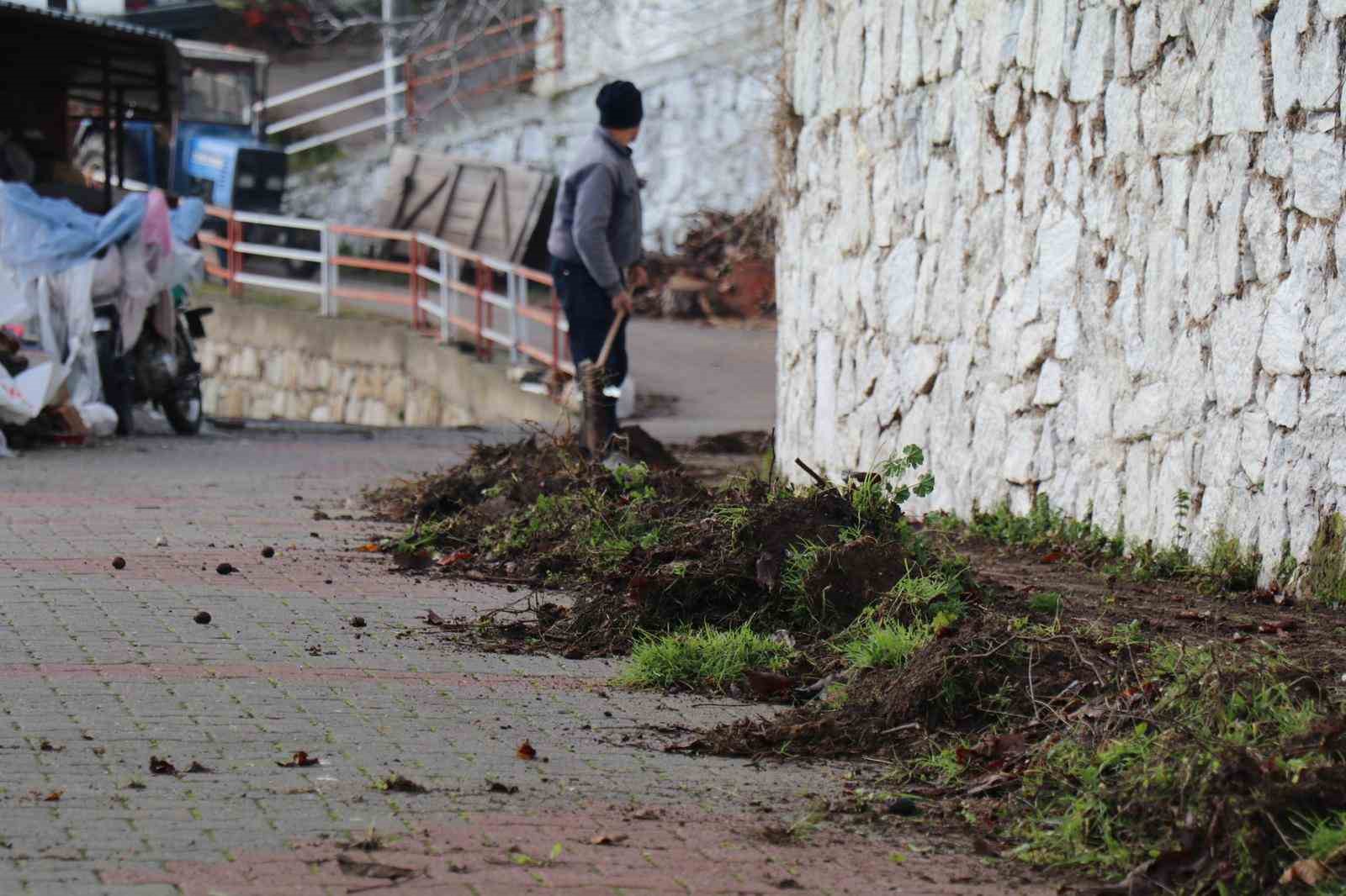 Bozdoğan Belediyesi’nden Madran Mahallesi’nde kapsamlı temizlik çalışması
