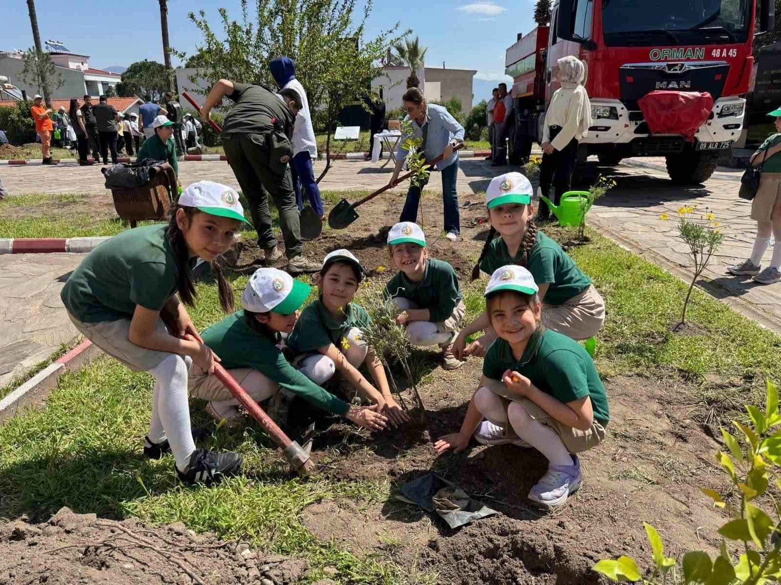 Bozdoğan Hükümet Konağı Bahçesinde çocuklarla fidan dikimi yapıldı
