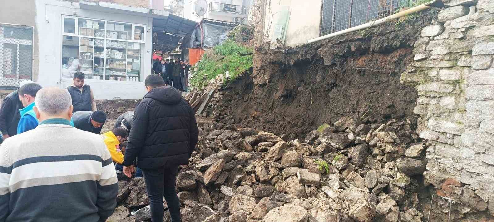 Bozdoğan’da ağaç devrildi, duvar çöktü: 2 yaralı
