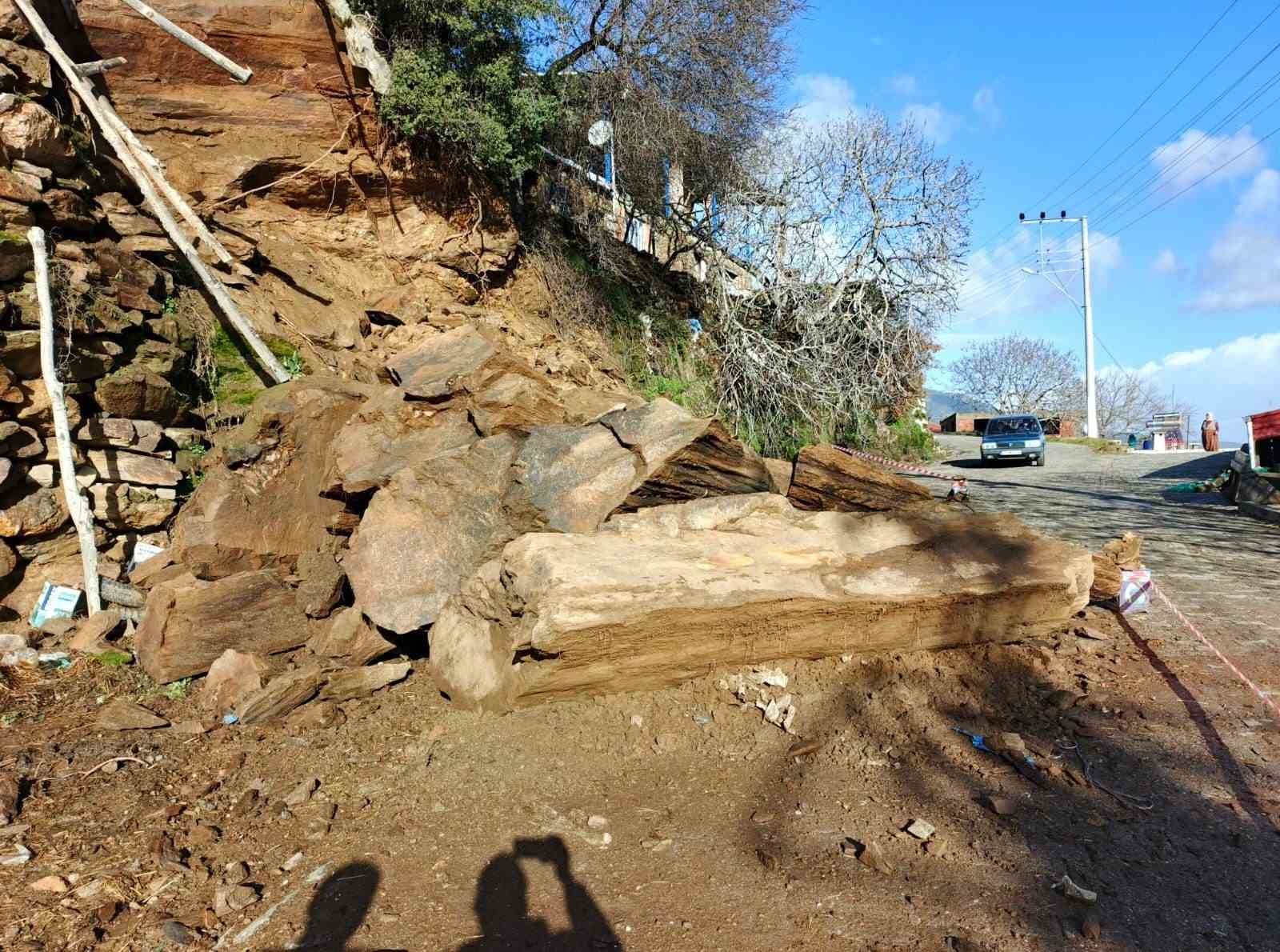 Bozdoğan’da yağmur nedeniyle göçen duvara belediyeden müdahale

