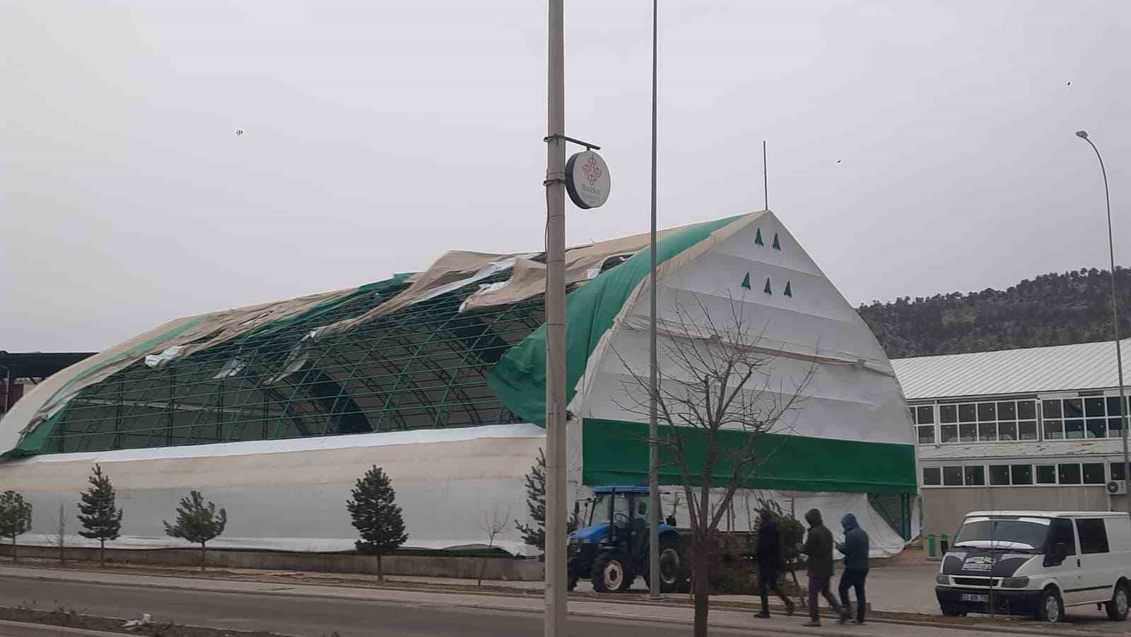 Bozkır’da fırtına çatıları uçurdu, ağaçları devirdi
