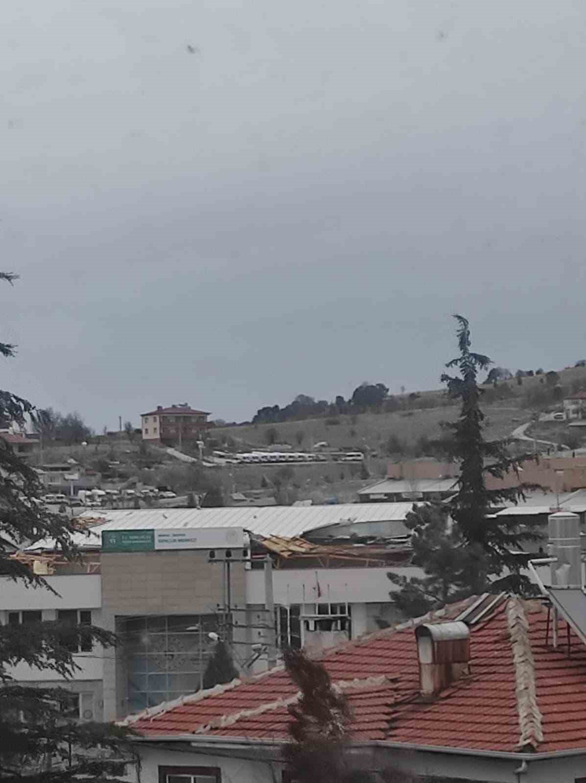 Bozkır’da fırtına çatıları uçurdu, ağaçları devirdi
