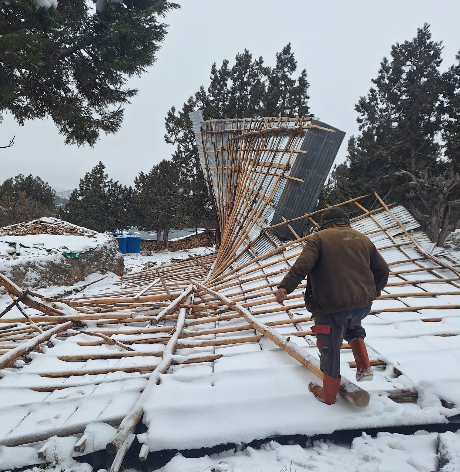 Bozkır’da şiddetli fırtına ahırın çatısını uçurdu
