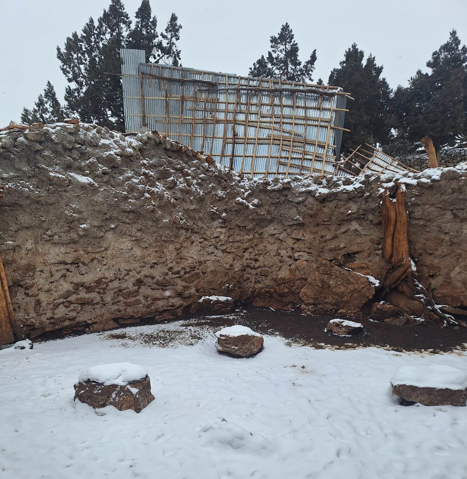 Bozkır’da şiddetli fırtına ahırın çatısını uçurdu
