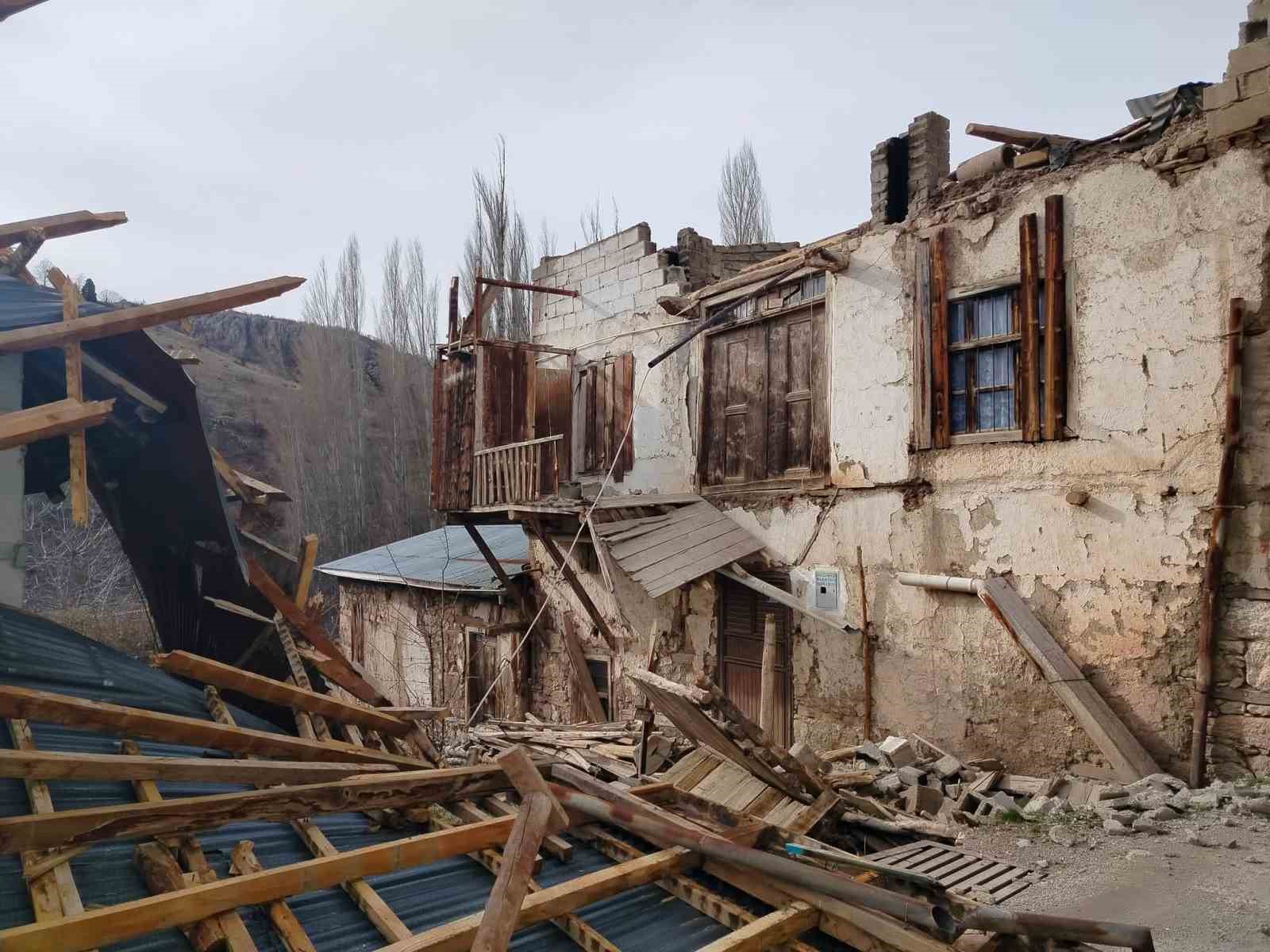Bozkır’da şiddetli rüzgar çatıyı uçurdu
