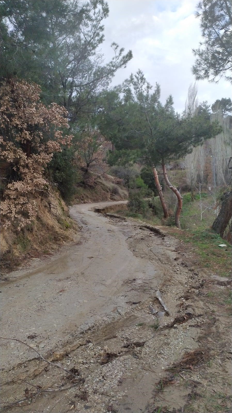 Bozuk yol yağışların ardından çileye döndü
