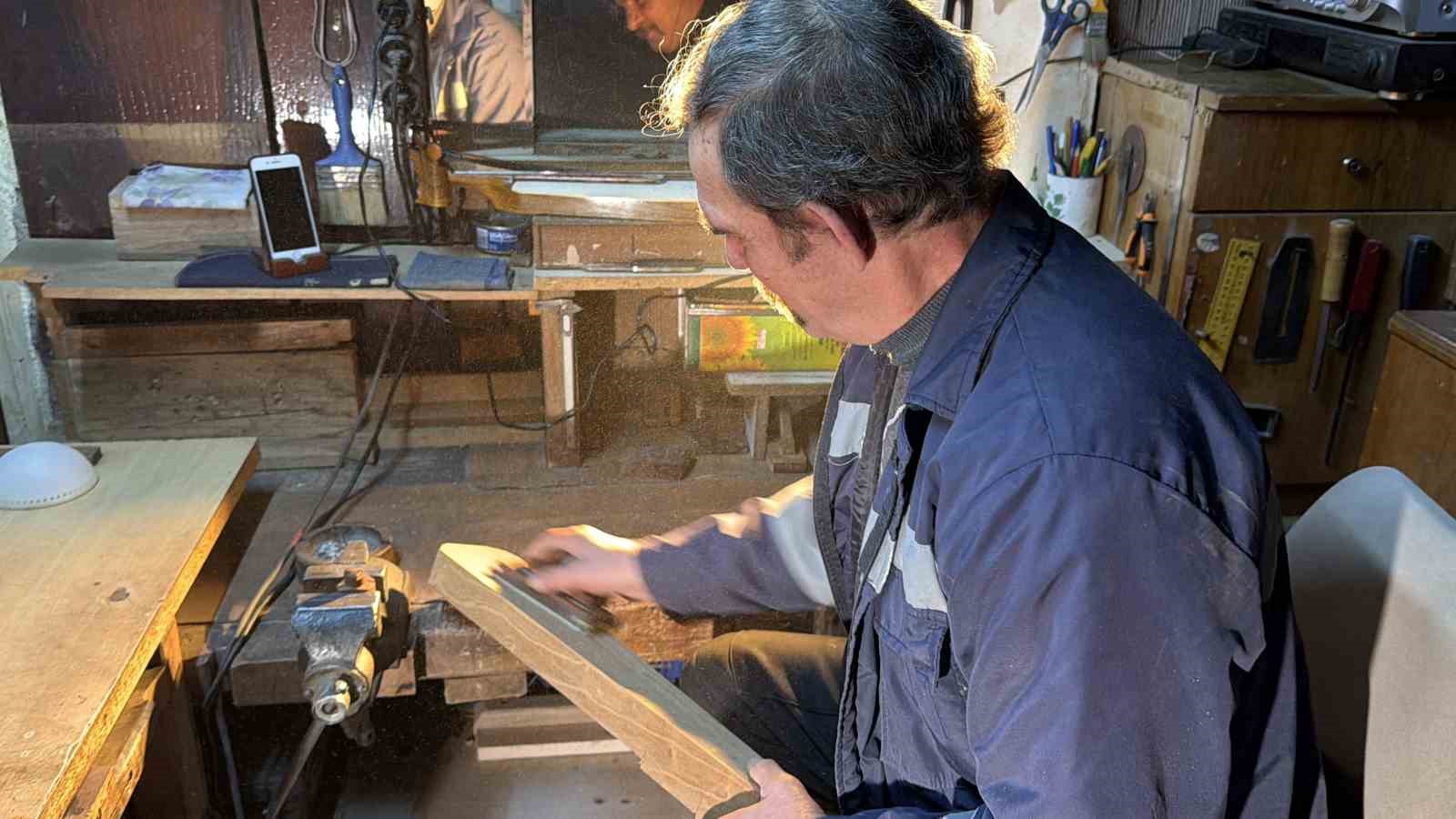 Bozulan kemençesini tamir ederken usta oldu
