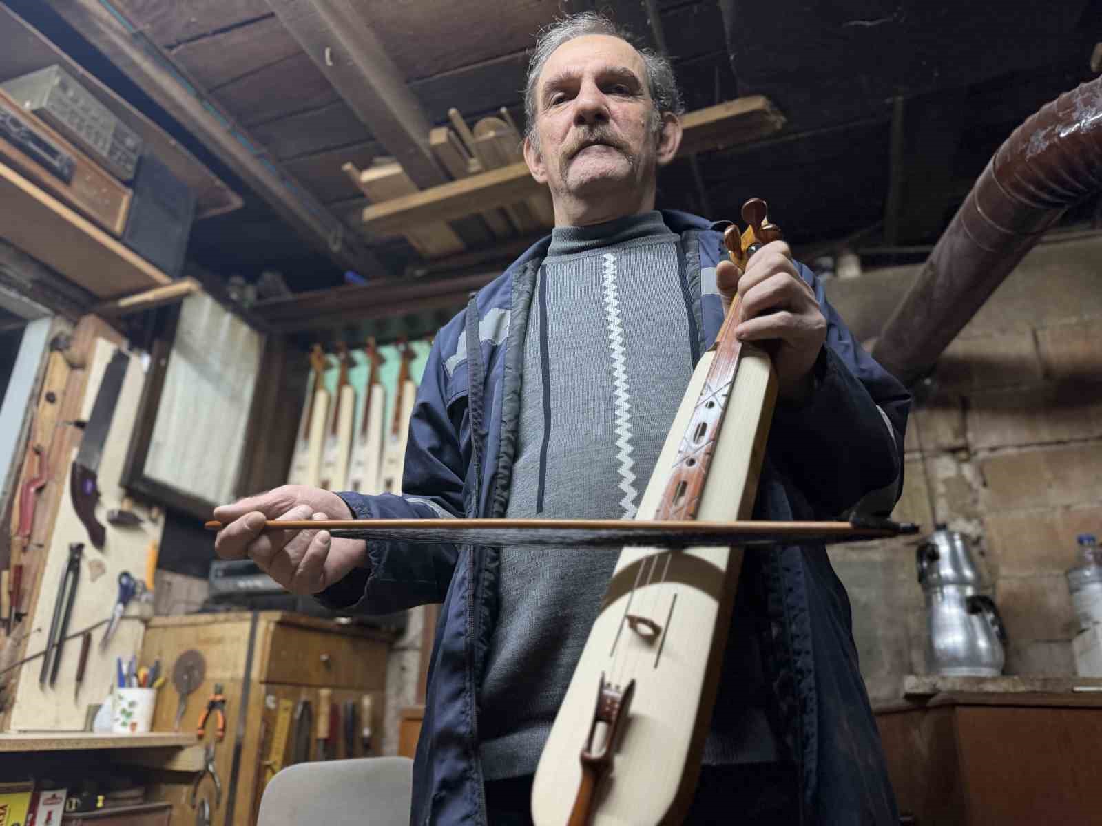 Bozulan kemençesini tamir ederken usta oldu
