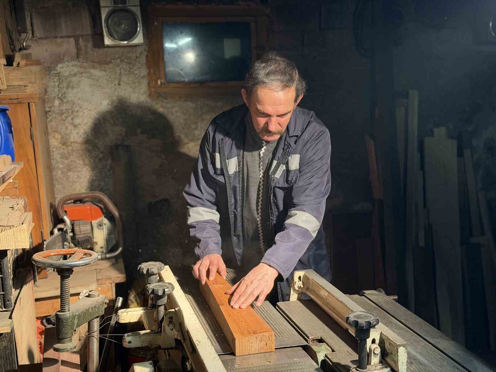 Bozulan kemençesini tamir ederken usta oldu
