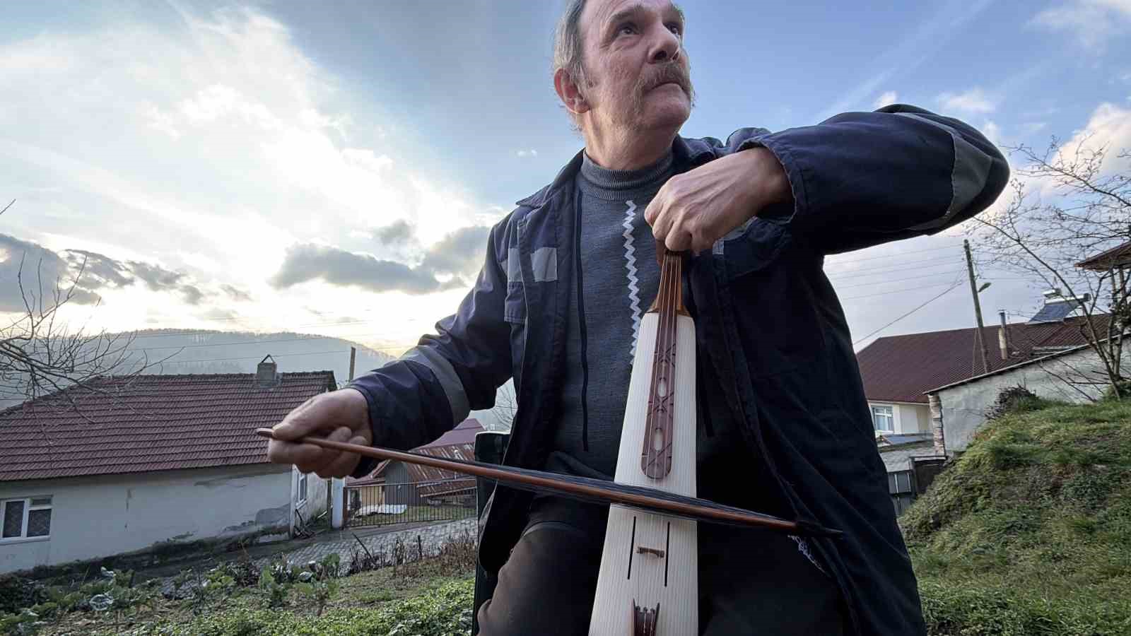 Bozulan kemençesini tamir ederken usta oldu
