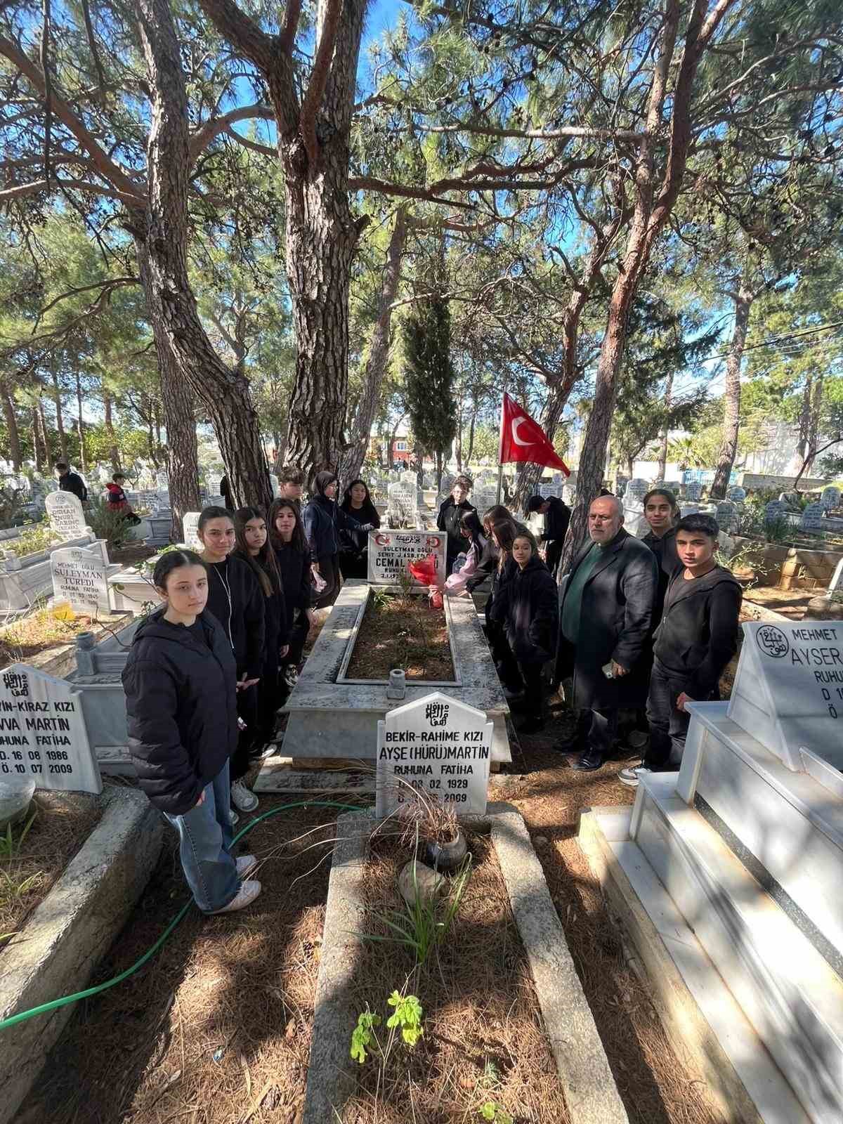 Bozyazı’da öğrencilerden şehitlere ziyaret
