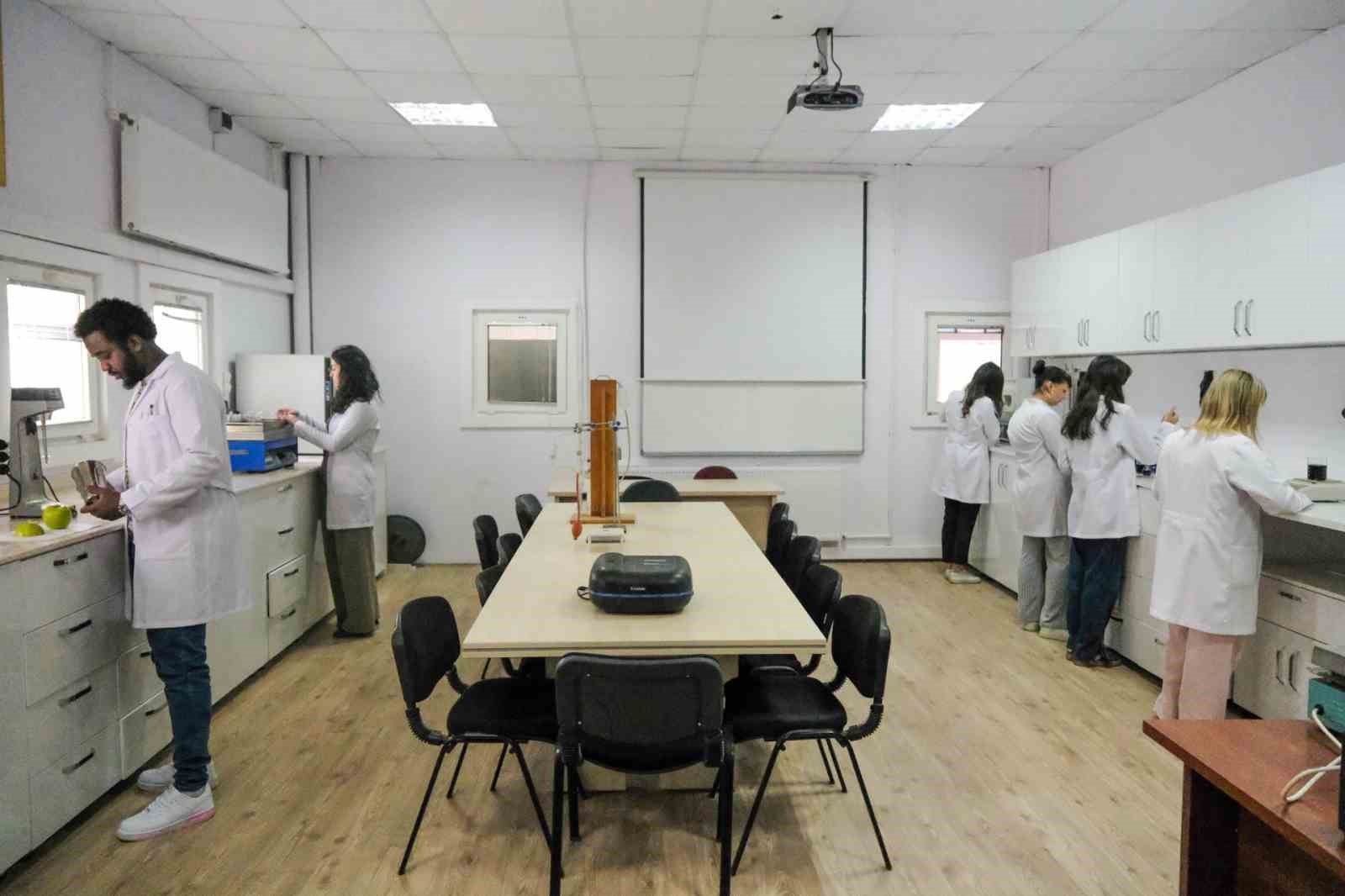 BŞEÜ’de ’Analiz Laboratuvarı’ tarım araştırmalarına güç katacak
BŞEÜ’de ’Analiz Laboratuvarı’ tarım araştırmalarına güç katacak