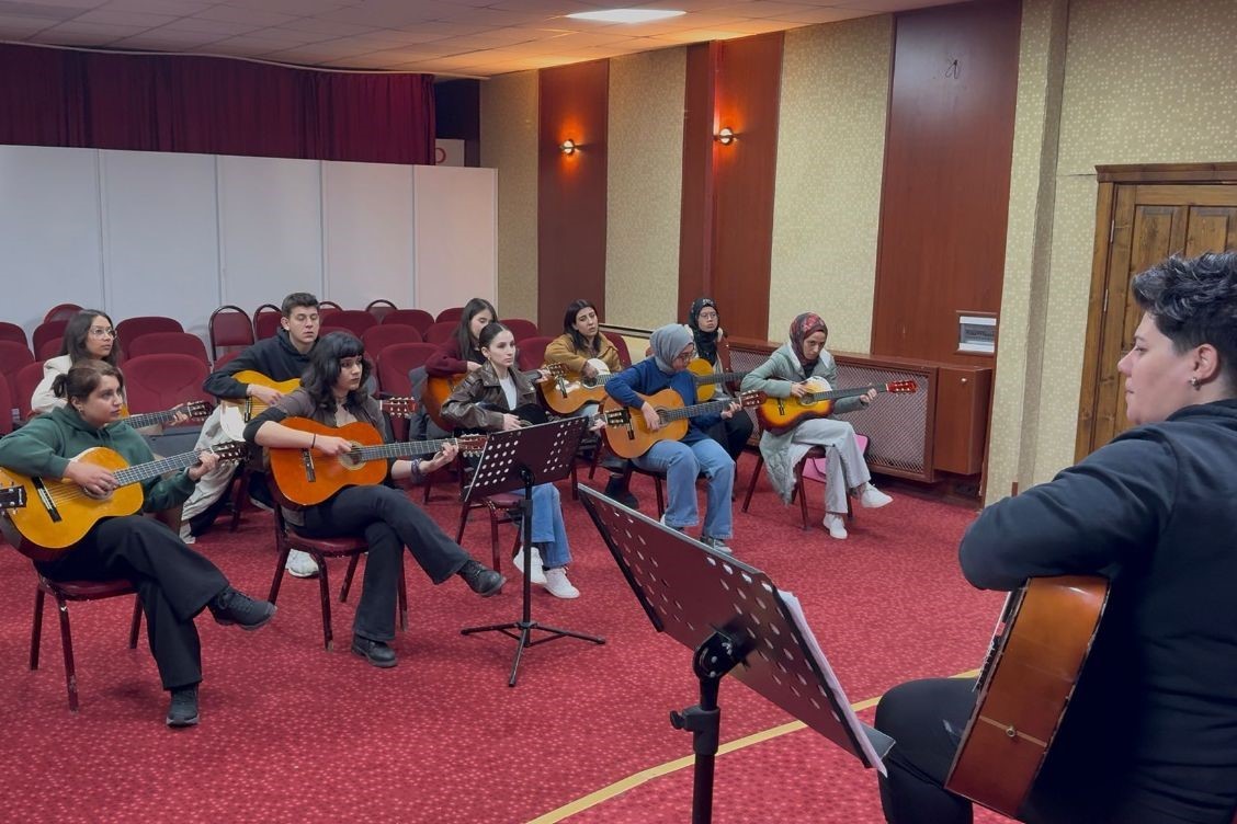 BŞEÜ’de gitar ve bağlama kursları devam ediyor
