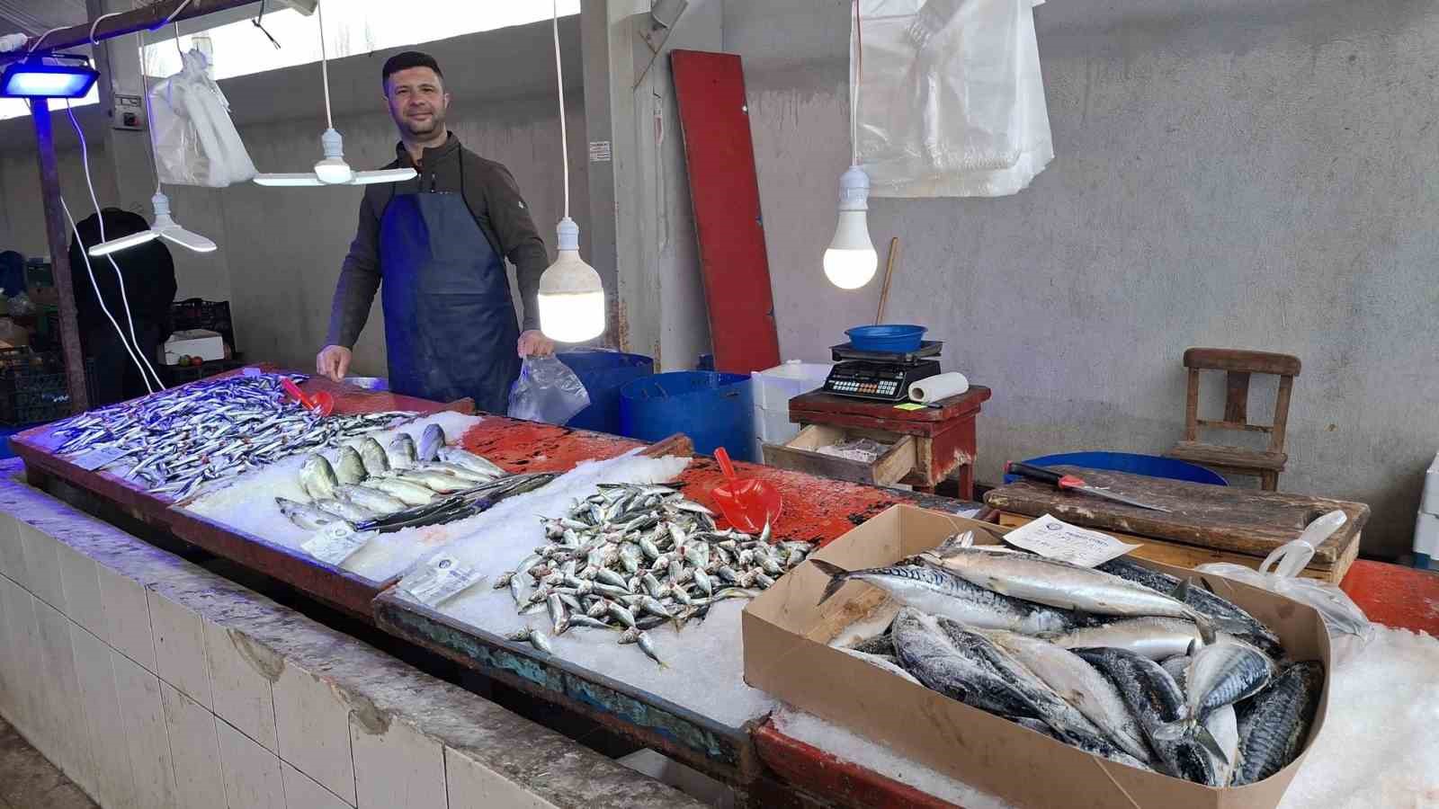 Bu aile üyeleri 60 yıldır ilçe pazarlarında balık satışı yapıyor
