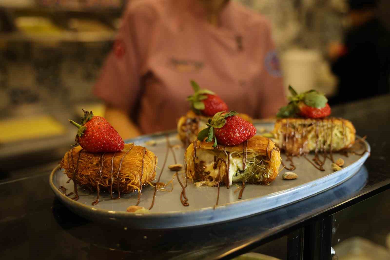 Bu da ‘Çikolatalı Kaymaklı Kadayıf Sarma’
Bu da ‘Çikolatalı Kaymaklı Kadayıf Sarma’