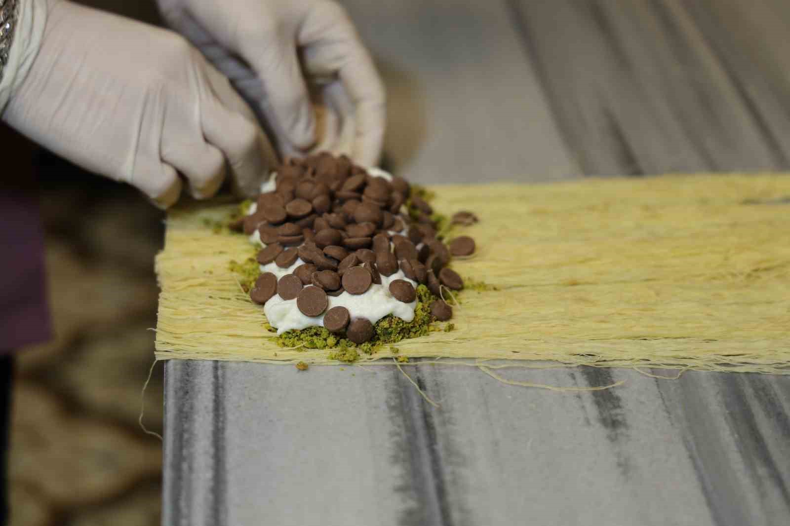 Bu da ‘Çikolatalı Kaymaklı Kadayıf Sarma’
Bu da ‘Çikolatalı Kaymaklı Kadayıf Sarma’