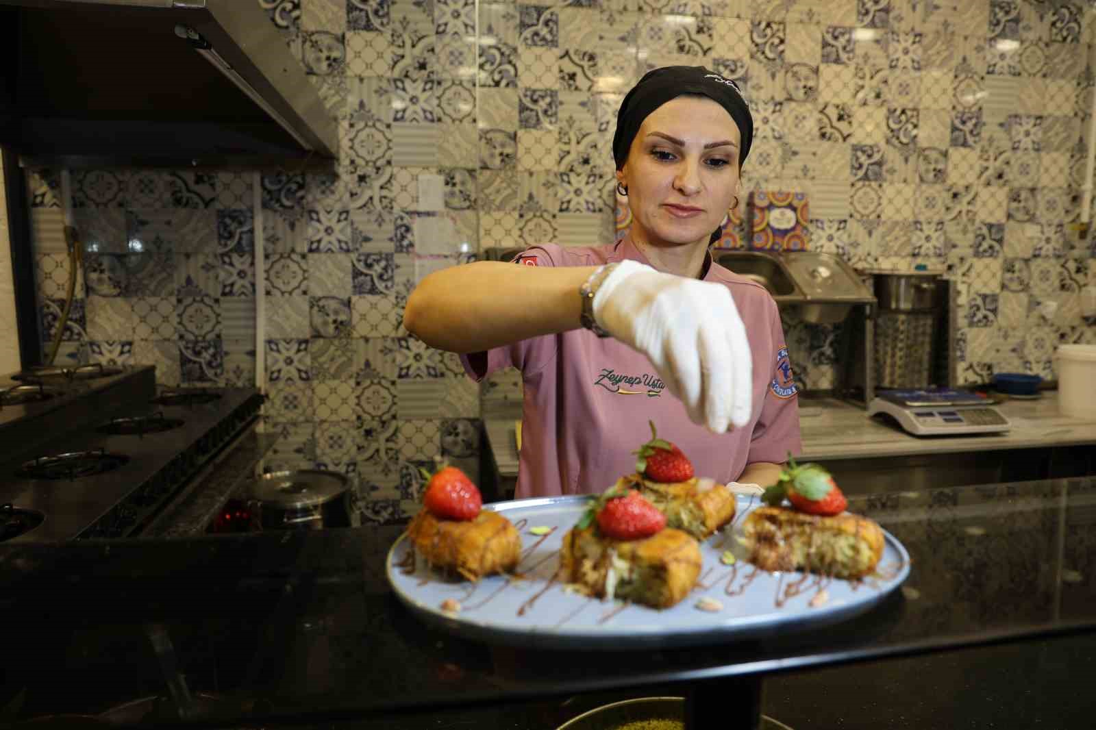 Bu da ‘Çikolatalı Kaymaklı Kadayıf Sarma’
Bu da ‘Çikolatalı Kaymaklı Kadayıf Sarma’