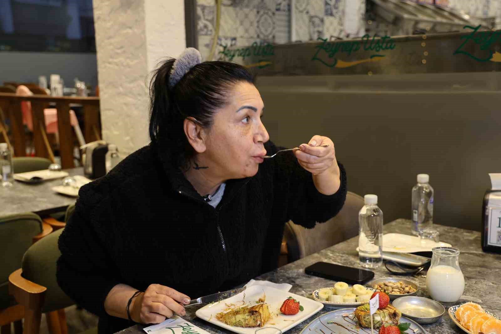 Bu da ‘Çikolatalı Kaymaklı Kadayıf Sarma’
Bu da ‘Çikolatalı Kaymaklı Kadayıf Sarma’