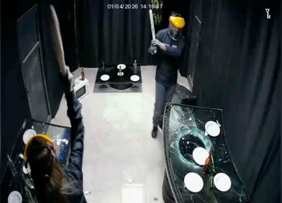 Bu eve gelen her şeyi kırıp döküyor
