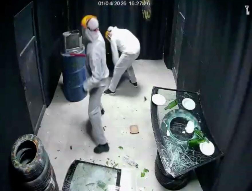 Bu eve gelen her şeyi kırıp döküyor
