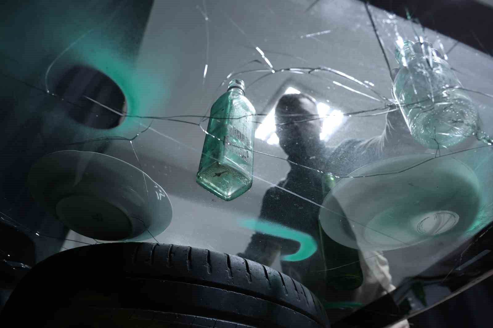 Bu eve gelen her şeyi kırıp döküyor
