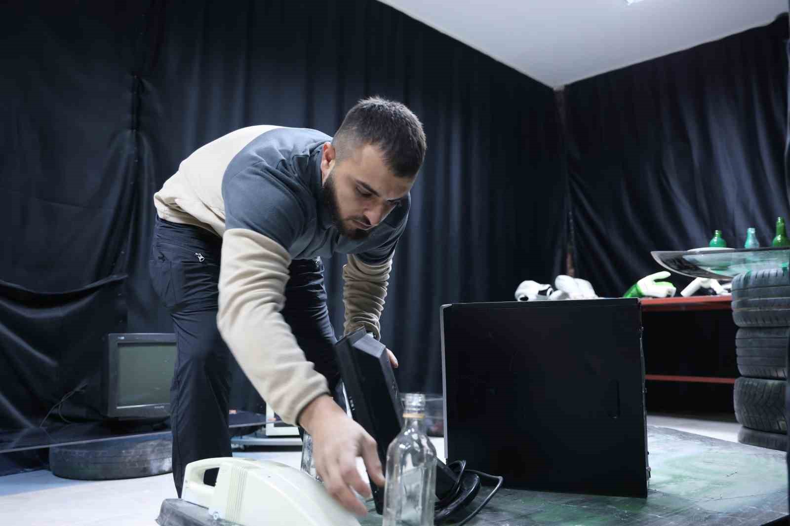 Bu eve gelen her şeyi kırıp döküyor
