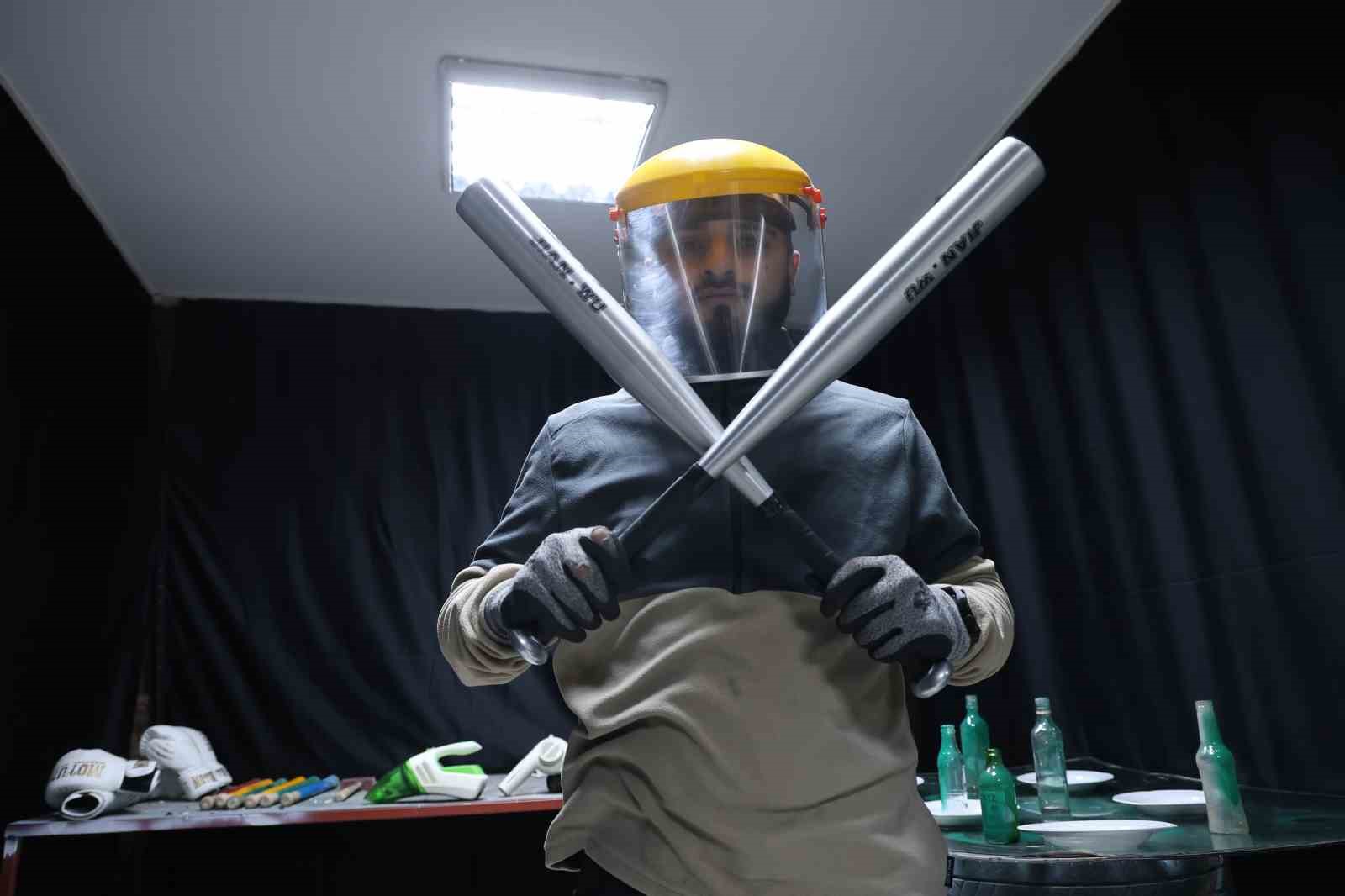 Bu eve gelen her şeyi kırıp döküyor
