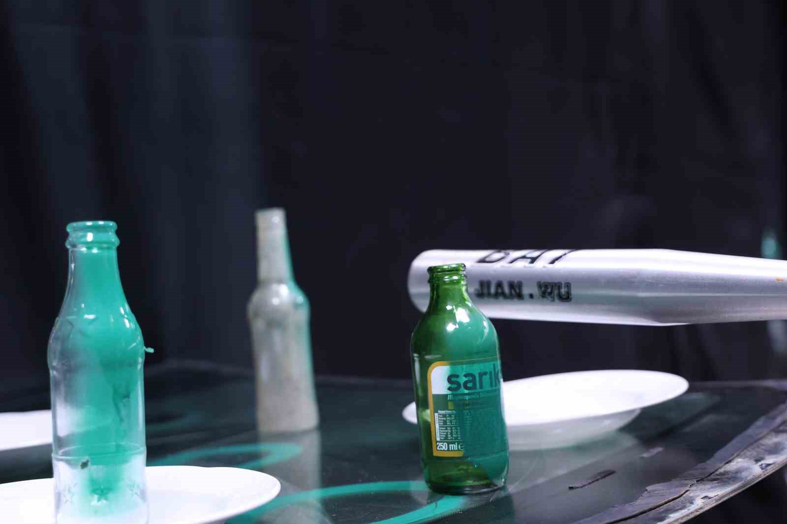 Bu eve gelen her şeyi kırıp döküyor
