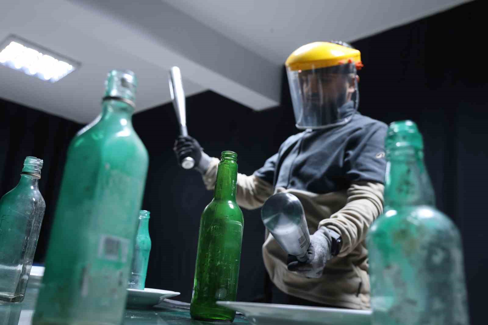 Bu eve gelen her şeyi kırıp döküyor
