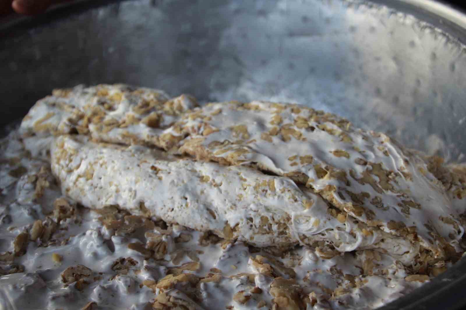 Bu helva kışın üşütmüyor: Yapımı 3 gün sürüyor
Bu helva kışın üşütmüyor: Yapımı 3 gün sürüyor