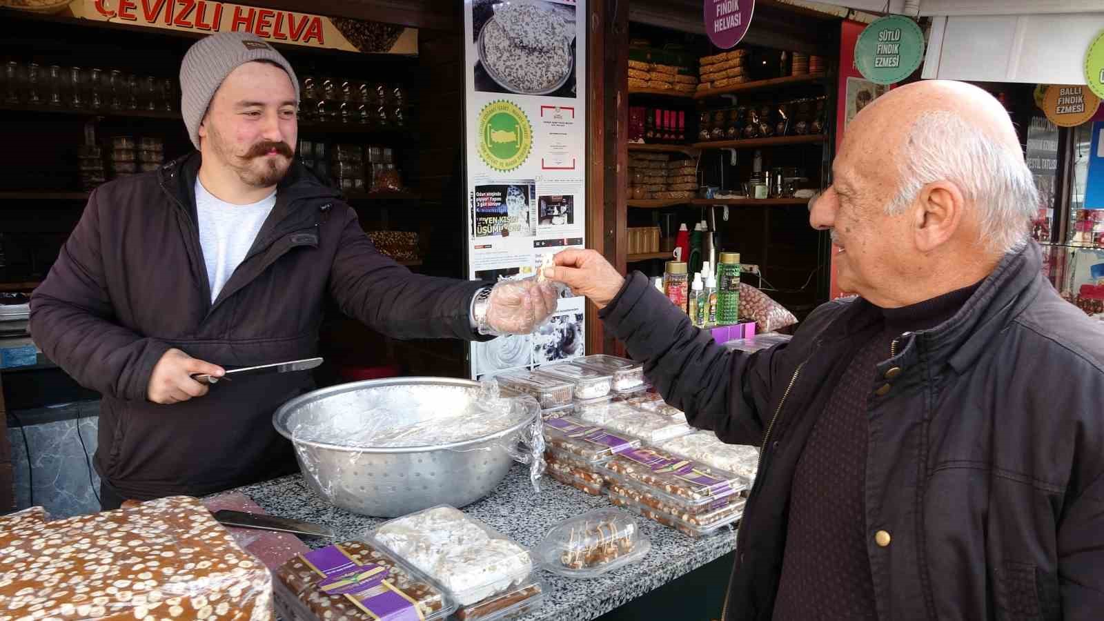 Bu helva kışın üşütmüyor: Yapımı 3 gün sürüyor
Bu helva kışın üşütmüyor: Yapımı 3 gün sürüyor