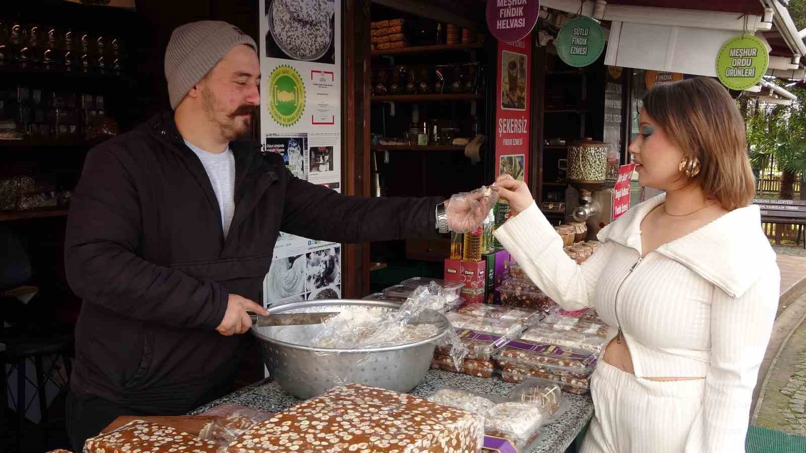 Bu helva kışın üşütmüyor: Yapımı 3 gün sürüyor
Bu helva kışın üşütmüyor: Yapımı 3 gün sürüyor