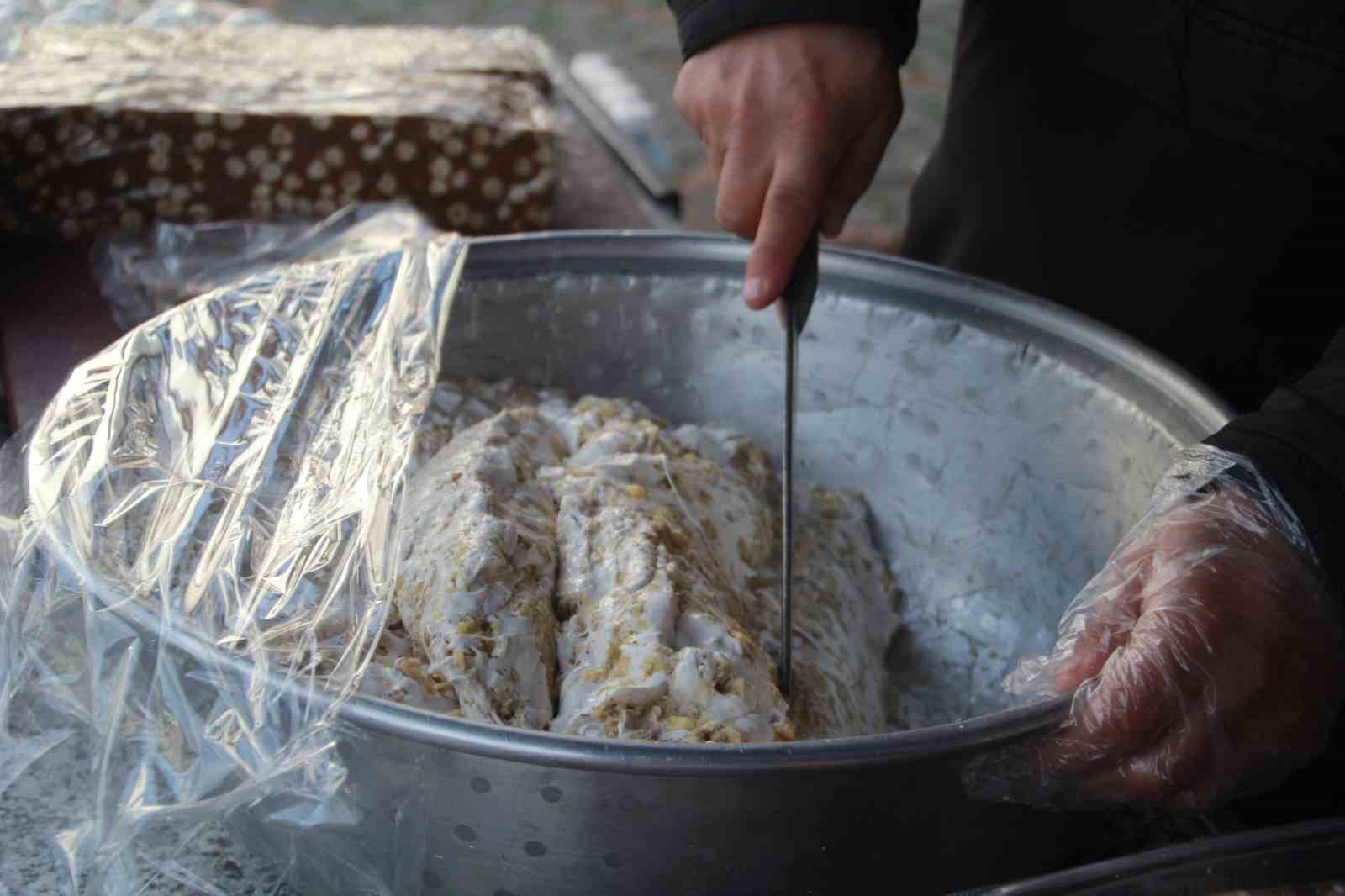 Bu helva kışın üşütmüyor: Yapımı 3 gün sürüyor
Bu helva kışın üşütmüyor: Yapımı 3 gün sürüyor
