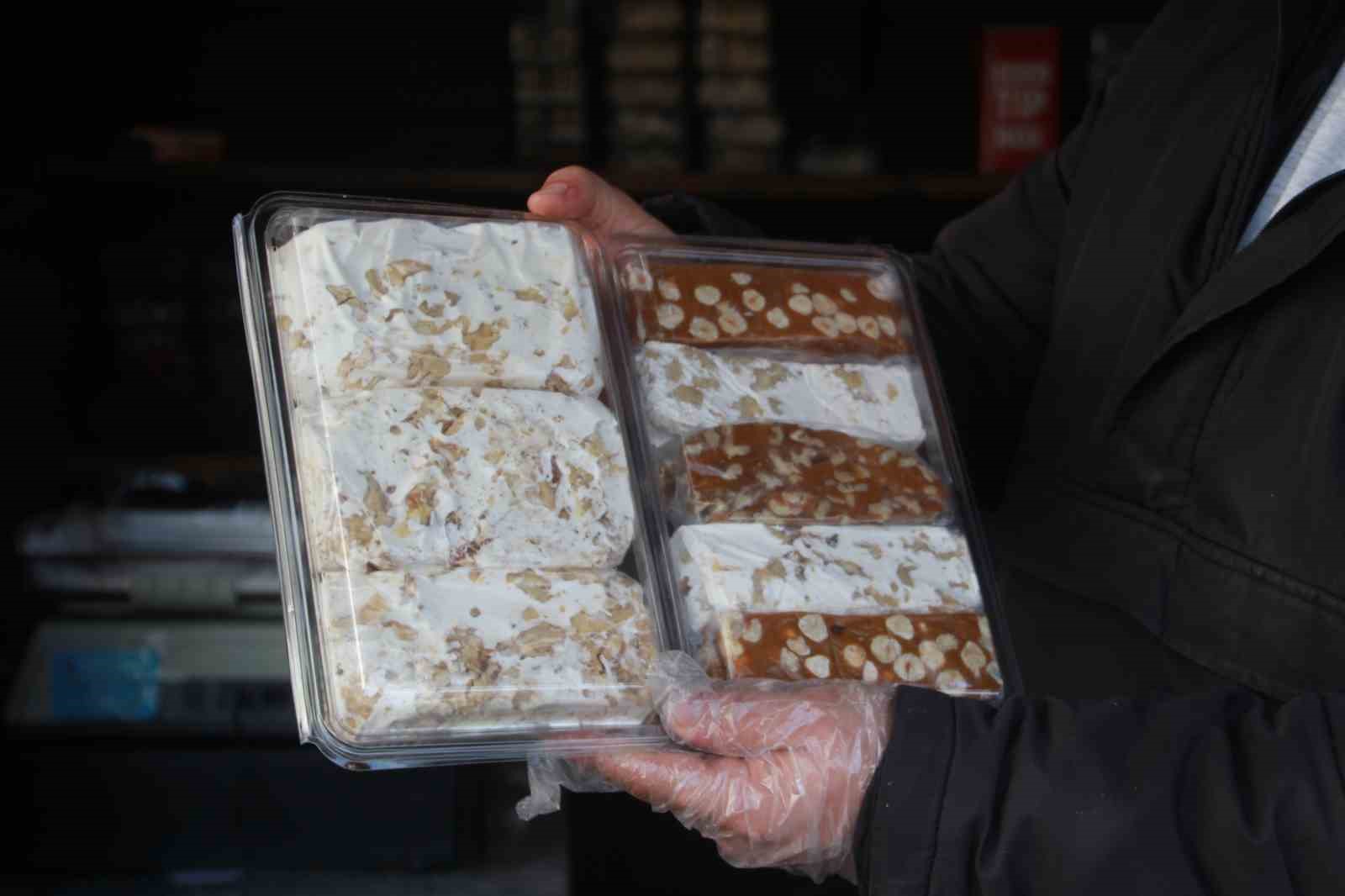 Bu helva kışın üşütmüyor: Yapımı 3 gün sürüyor
Bu helva kışın üşütmüyor: Yapımı 3 gün sürüyor