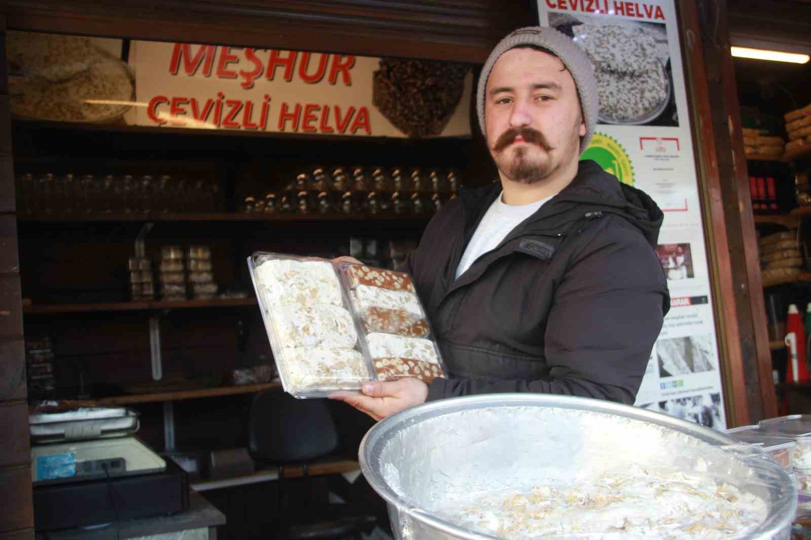 Bu helva kışın üşütmüyor: Yapımı 3 gün sürüyor
Bu helva kışın üşütmüyor: Yapımı 3 gün sürüyor