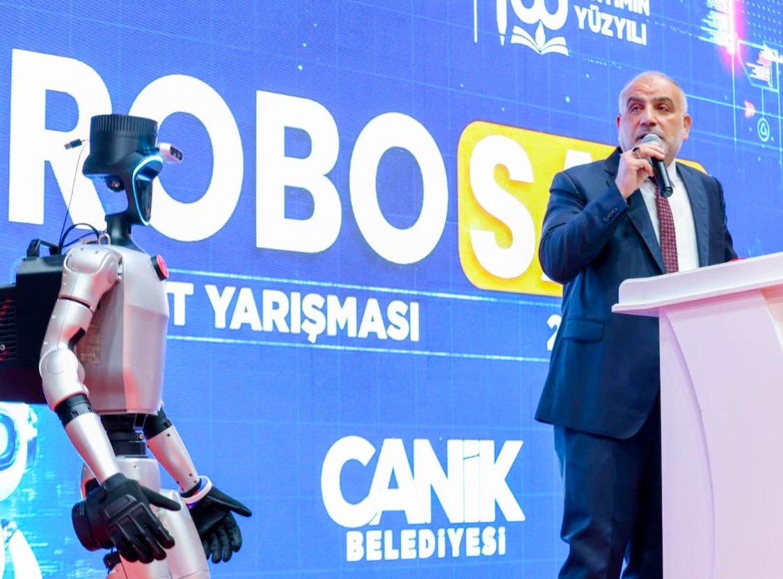 Bu ilçede sınava giren öğrencileri insansı robot karşılıyor
