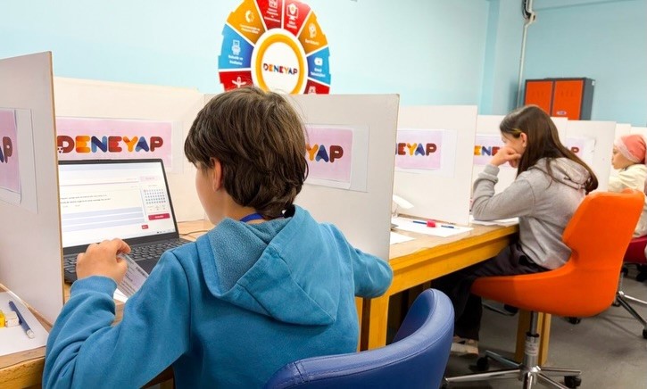 Bu ilçede sınava giren öğrencileri insansı robot karşılıyor
