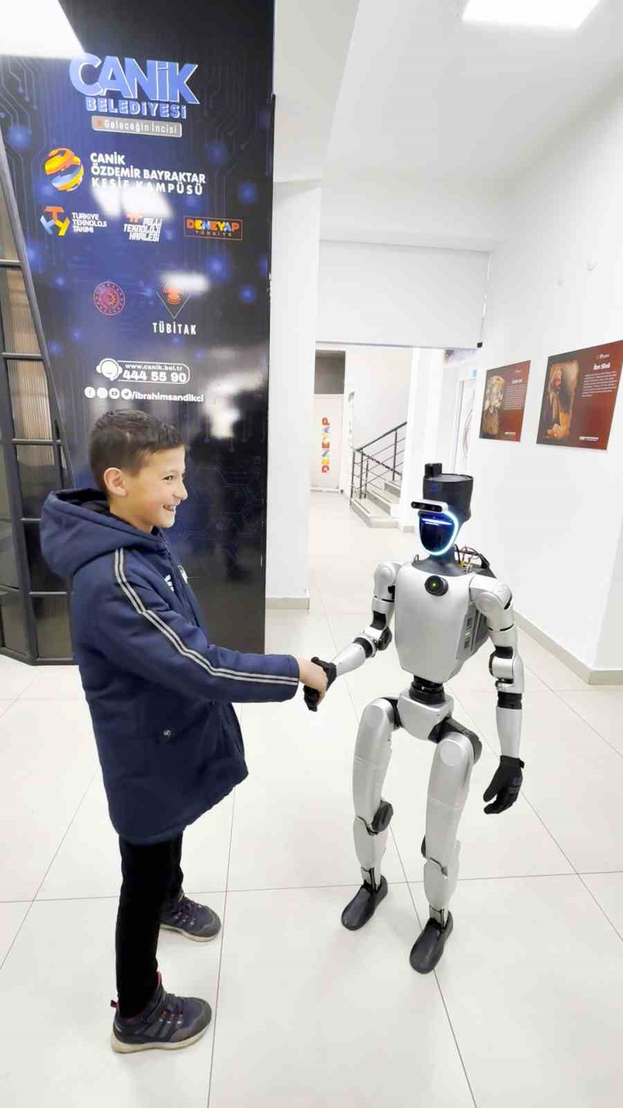 Bu ilçede sınava giren öğrencileri insansı robot karşılıyor
