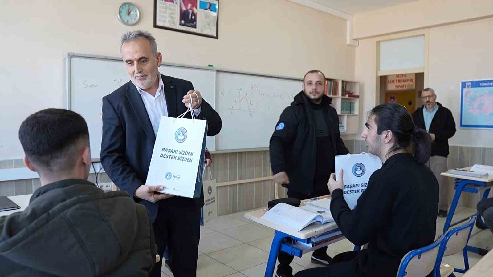 Bu ilçede üniversite öğrencilerinin ulaşım kartları belediyeden
