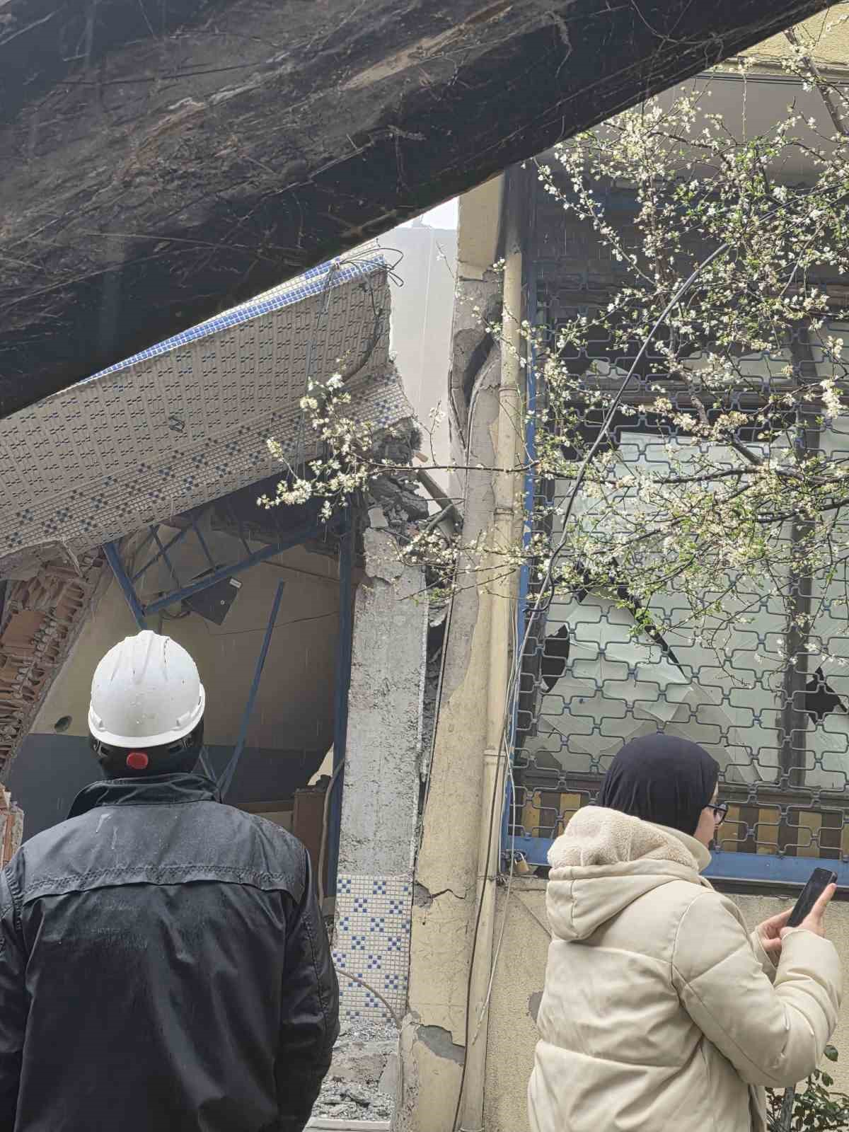 "Bu işin ustasıyız" diyen İBB ekibinin tehlikeli yıkımı kamerada: 5 katlı bina yerle bir oldu, yan binanın kolonu zarar gördü
