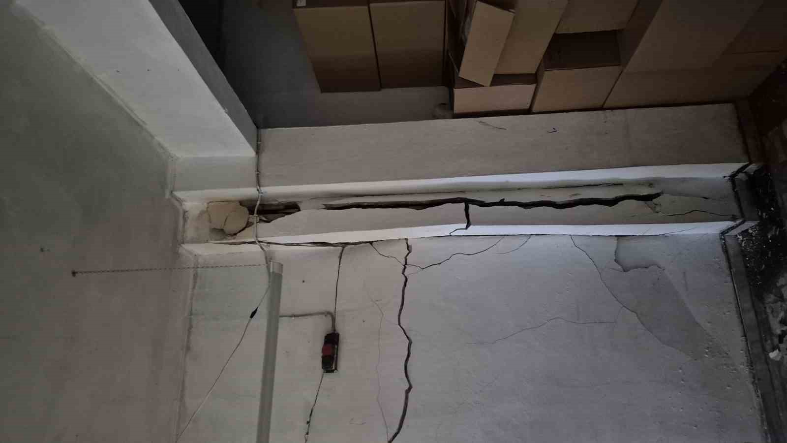 "Bu işin ustasıyız" diyen İBB ekibinin tehlikeli yıkımı kamerada: 5 katlı bina yerle bir oldu, yan binanın kolonu zarar gördü
