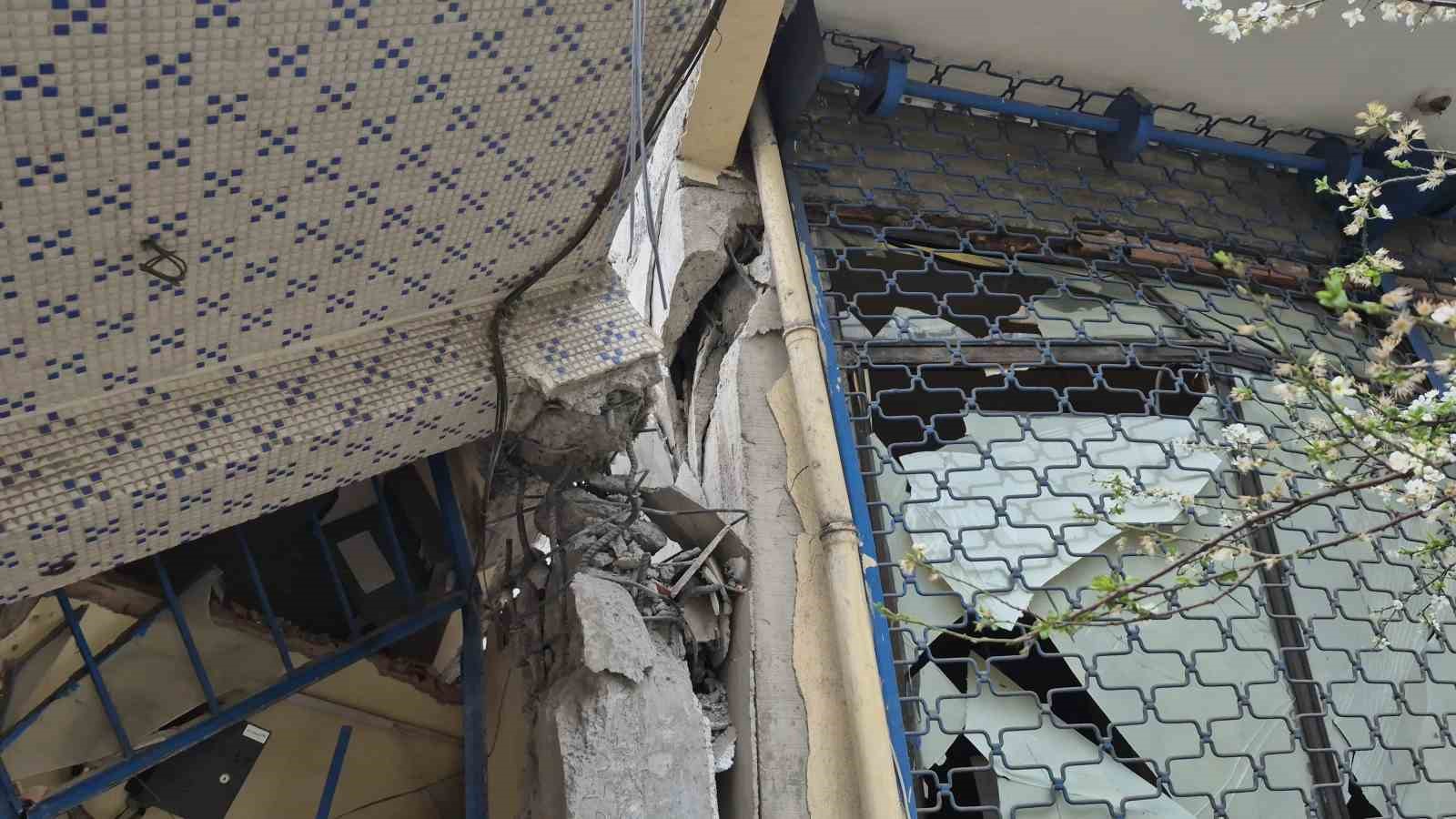 "Bu işin ustasıyız" diyen İBB ekibinin tehlikeli yıkımı kamerada: 5 katlı bina yerle bir oldu, yan binanın kolonu zarar gördü
