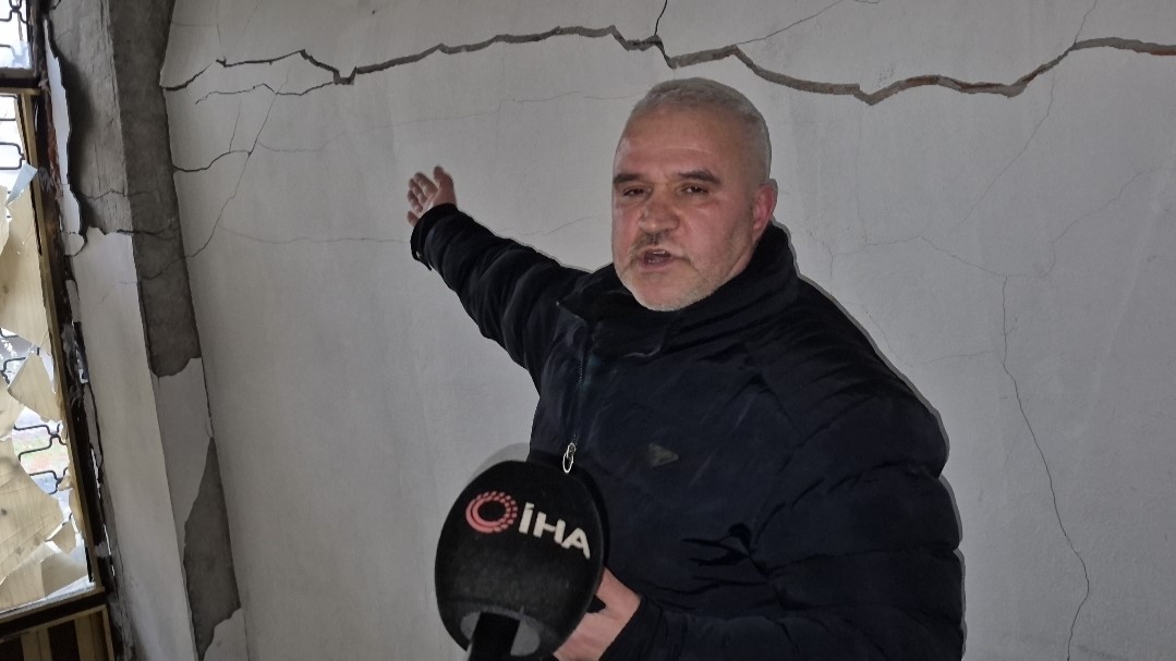 "Bu işin ustasıyız" diyen İBB ekibinin tehlikeli yıkımı kamerada: 5 katlı bina yerle bir oldu, yan binanın kolonu zarar gördü
