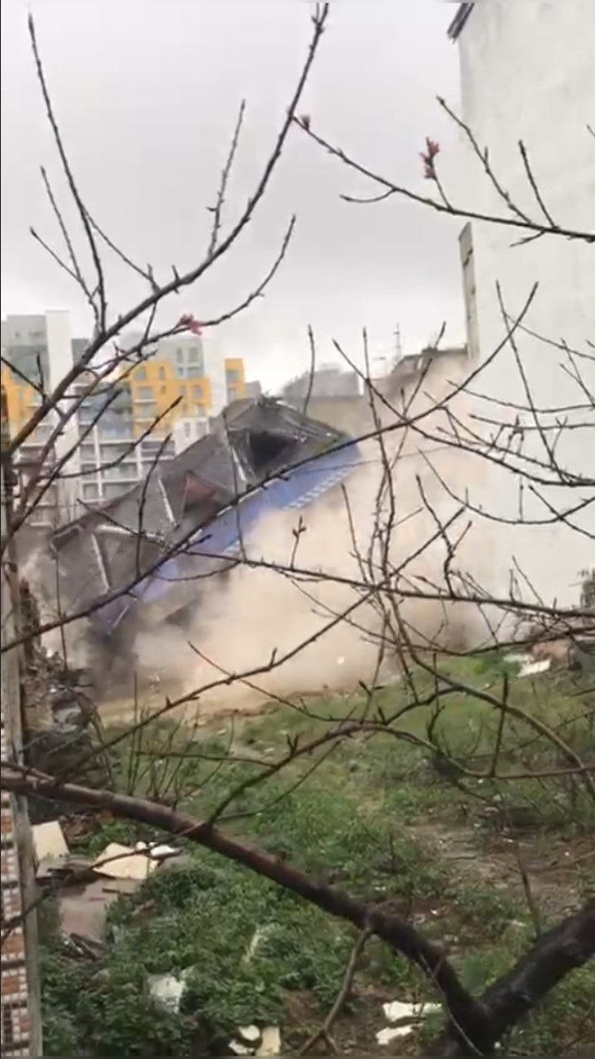 "Bu işin ustasıyız" diyen İBB ekibinin tehlikeli yıkımı kamerada: 5 katlı bina yerle bir oldu, yan binanın kolonu zarar gördü
